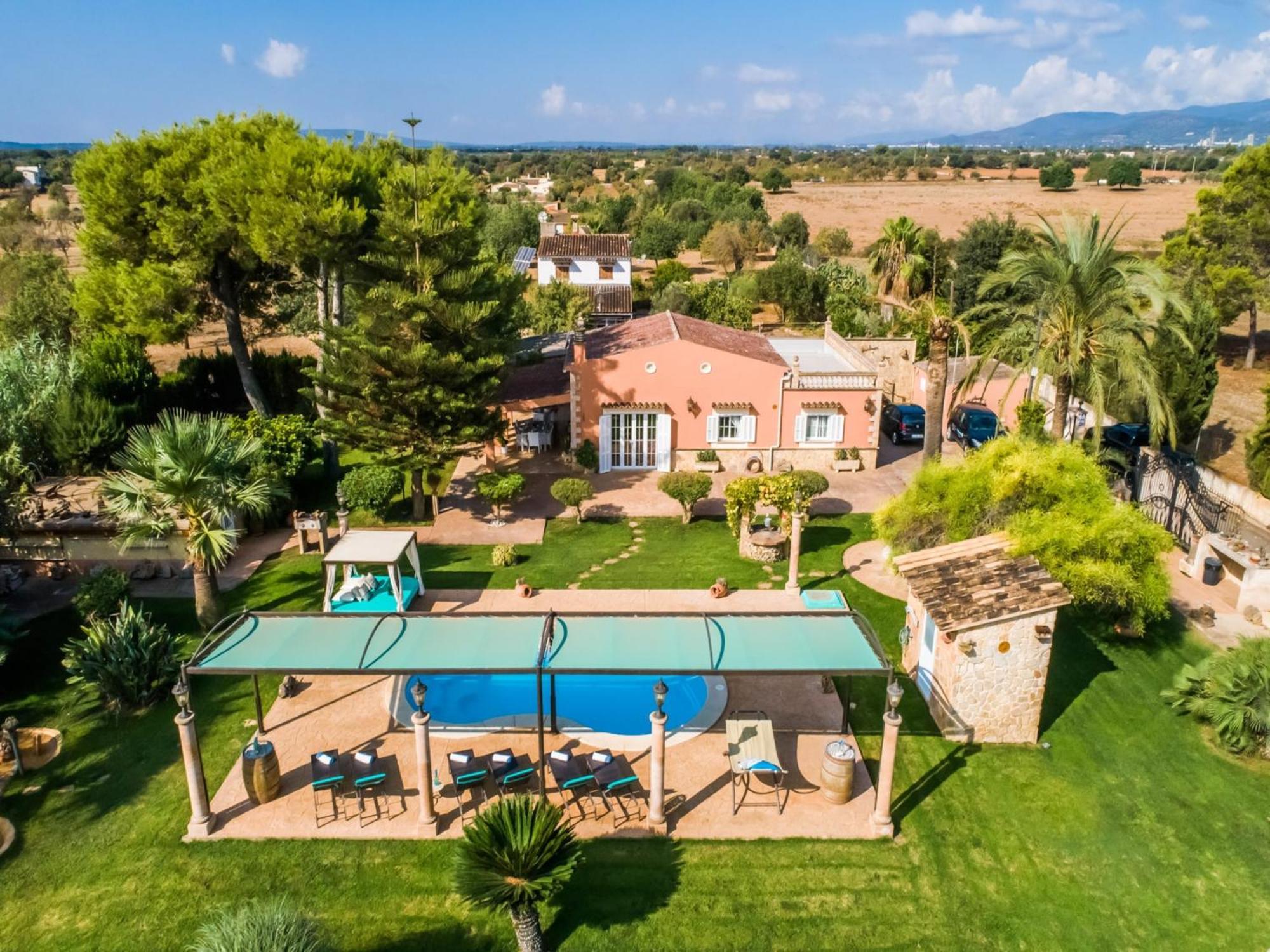 Countryside With Private Pool Ferienhaus